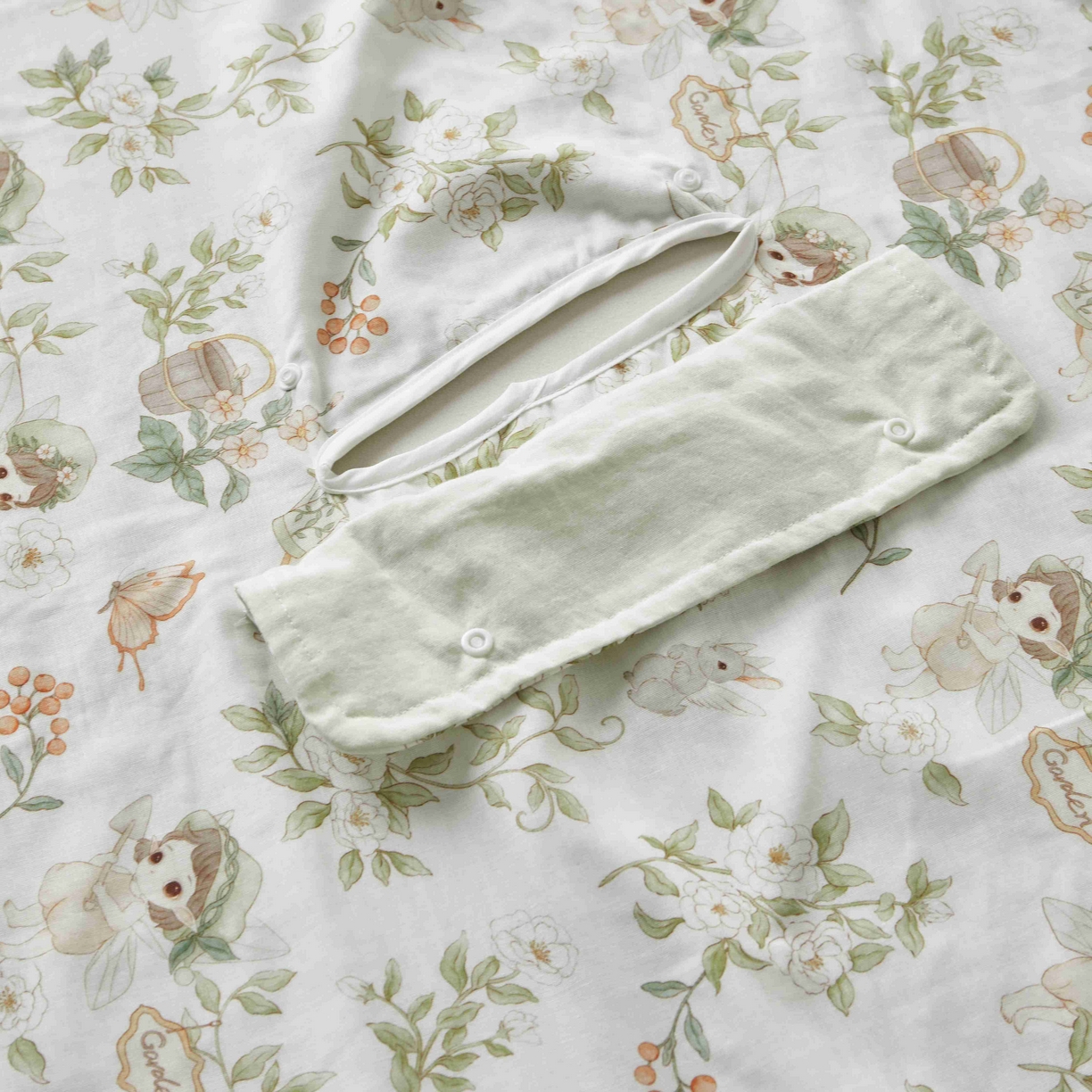 91家纺网 家纺一手货源 找家纺 荷马之梦 2026新款全棉纯棉纱布印花小版盖毯山茶蚕丝儿童拥抱防踢夏被-拥抱森林 茶园梦境