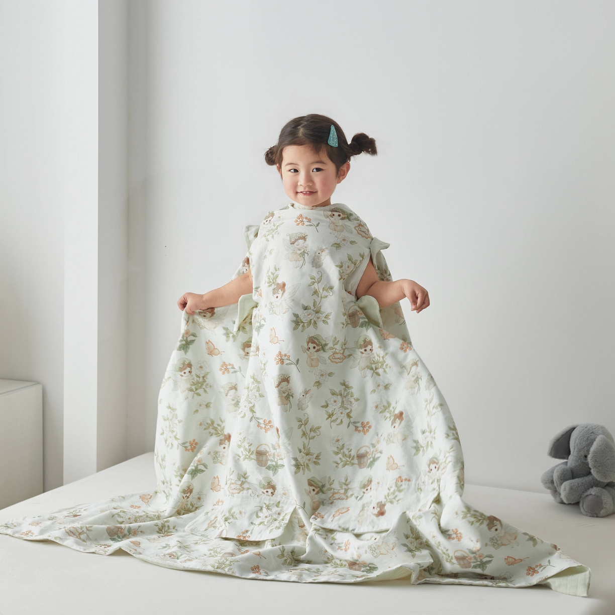 91家纺网 家纺一手货源 找家纺 荷马之梦 2026新款全棉纯棉纱布印花小版盖毯山茶蚕丝儿童拥抱防踢夏被-拥抱森林 茶园梦境