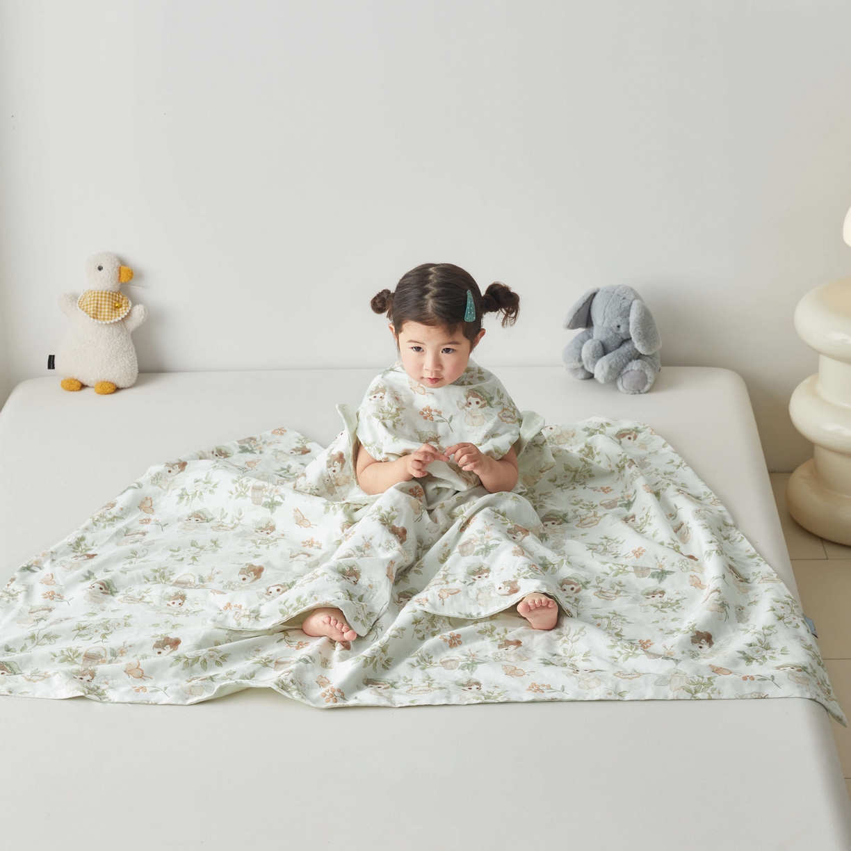 91家纺网 家纺一手货源 找家纺 荷马之梦 2026新款全棉纯棉纱布印花小版盖毯山茶蚕丝儿童拥抱防踢夏被-拥抱森林 茶园梦境