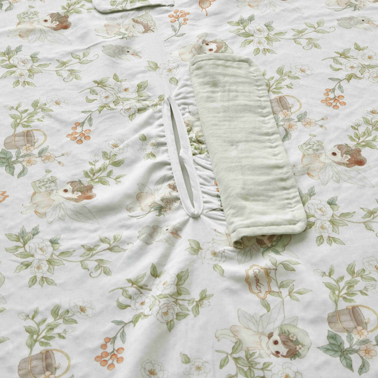 91家纺网 家纺一手货源 找家纺 荷马之梦 2026新款全棉纯棉纱布印花小版盖毯山茶蚕丝儿童拥抱防踢夏被-拥抱森林 茶园梦境