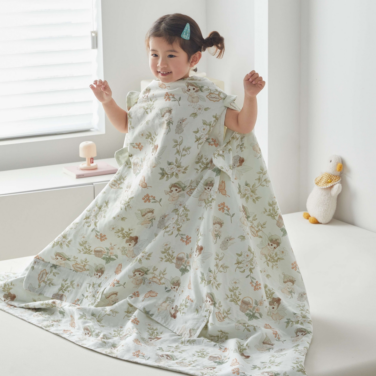 91家纺网 家纺一手货源 找家纺 荷马之梦 2026新款全棉纯棉纱布印花小版盖毯山茶蚕丝儿童拥抱防踢夏被-拥抱森林 茶园梦境