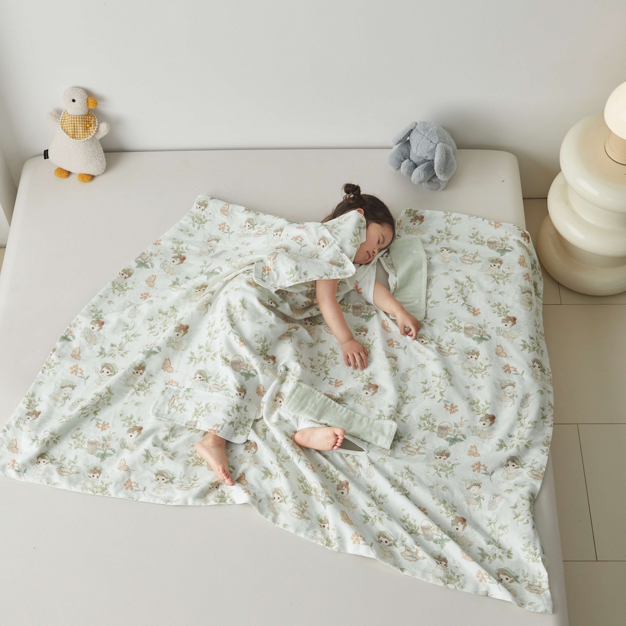 91家纺网 家纺一手货源 找家纺 荷马之梦 2026新款全棉纯棉纱布印花小版盖毯山茶蚕丝儿童拥抱防踢夏被-拥抱森林 茶园梦境