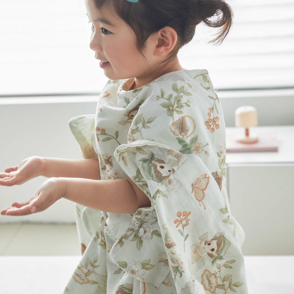 91家纺网 家纺一手货源 找家纺 荷马之梦 2026新款全棉纯棉纱布印花小版盖毯山茶蚕丝儿童拥抱防踢夏被-拥抱森林 茶园梦境