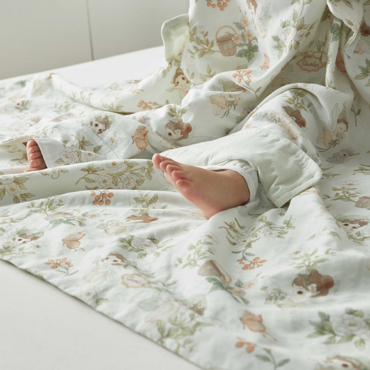 91家纺网 家纺一手货源 找家纺 荷马之梦 2026新款全棉纯棉纱布印花小版盖毯山茶蚕丝儿童拥抱防踢夏被-拥抱森林 茶园梦境