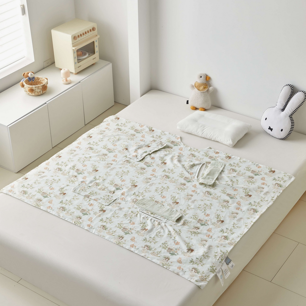 91家纺网 家纺一手货源 找家纺 荷马之梦 2026新款全棉纯棉纱布印花小版盖毯山茶蚕丝儿童拥抱防踢夏被-拥抱森林 茶园梦境