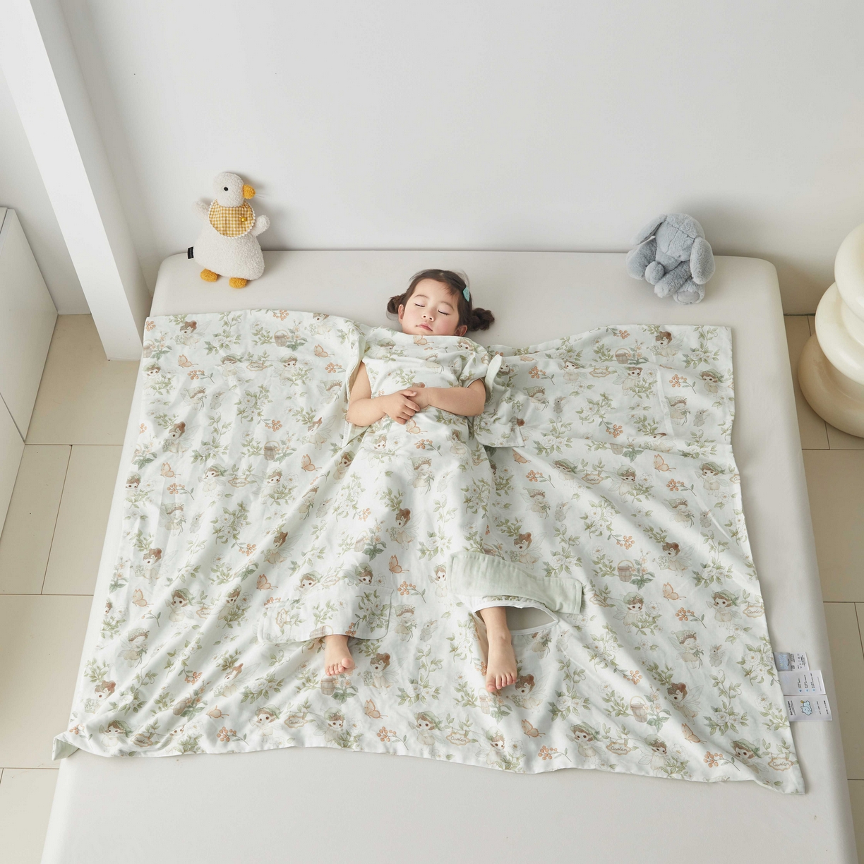 91家纺网 家纺一手货源 找家纺 荷马之梦 2026新款全棉纯棉纱布印花小版盖毯山茶蚕丝儿童拥抱防踢夏被-拥抱森林 茶园梦境