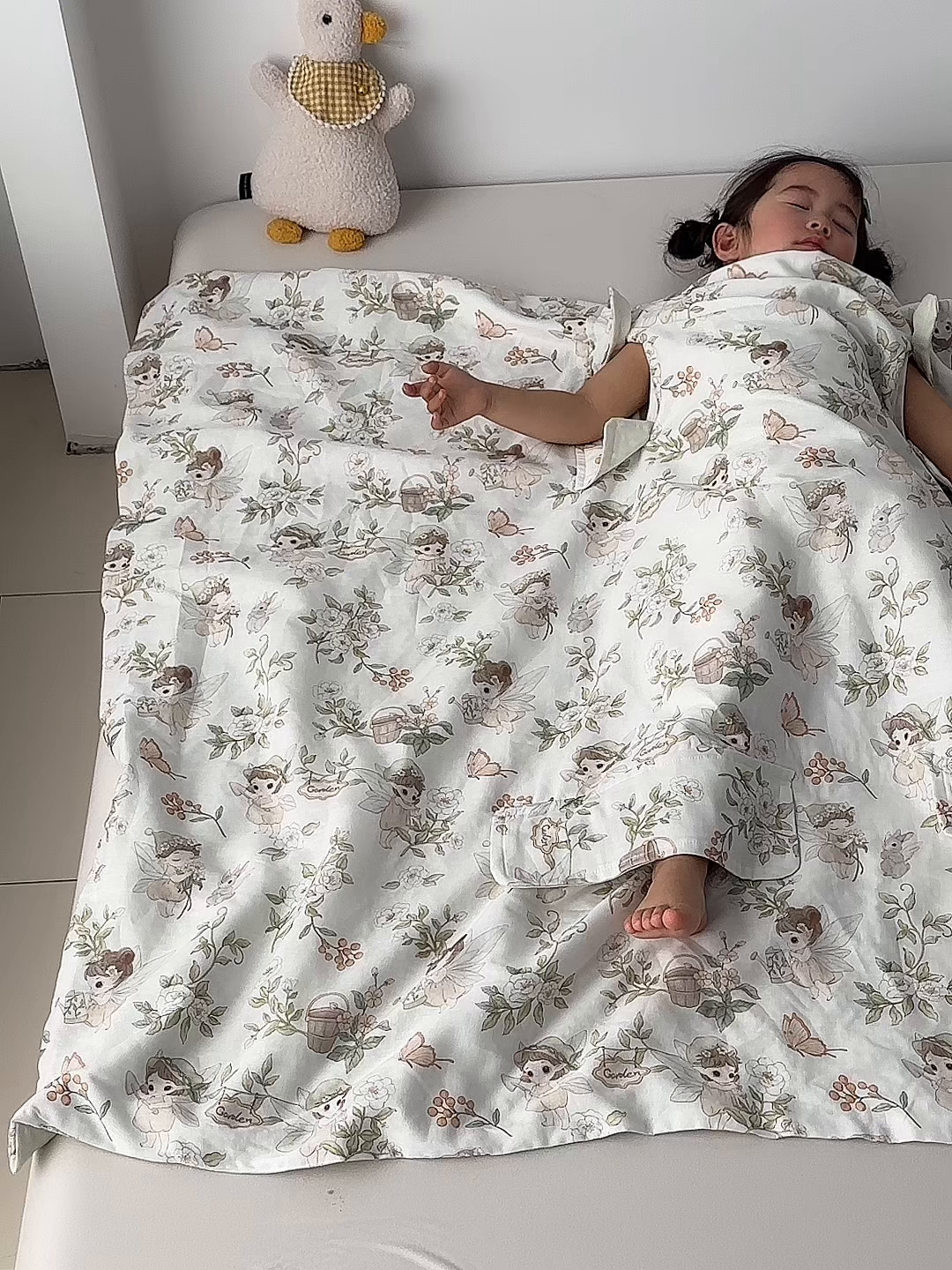 91家纺网 家纺一手货源 找家纺 荷马之梦 2026新款全棉纯棉纱布印花小版盖毯山茶蚕丝儿童拥抱防踢夏被-拥抱森林 茶园梦境