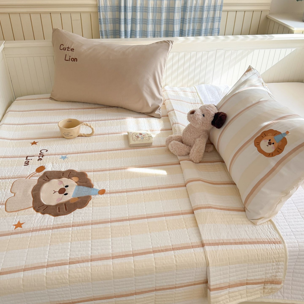 91家纺网 家纺一手货源 找家纺 吾欢心 2026新款贴布绣水洗棉床盖款夏被四件套 夏凉被空调被 小狮子