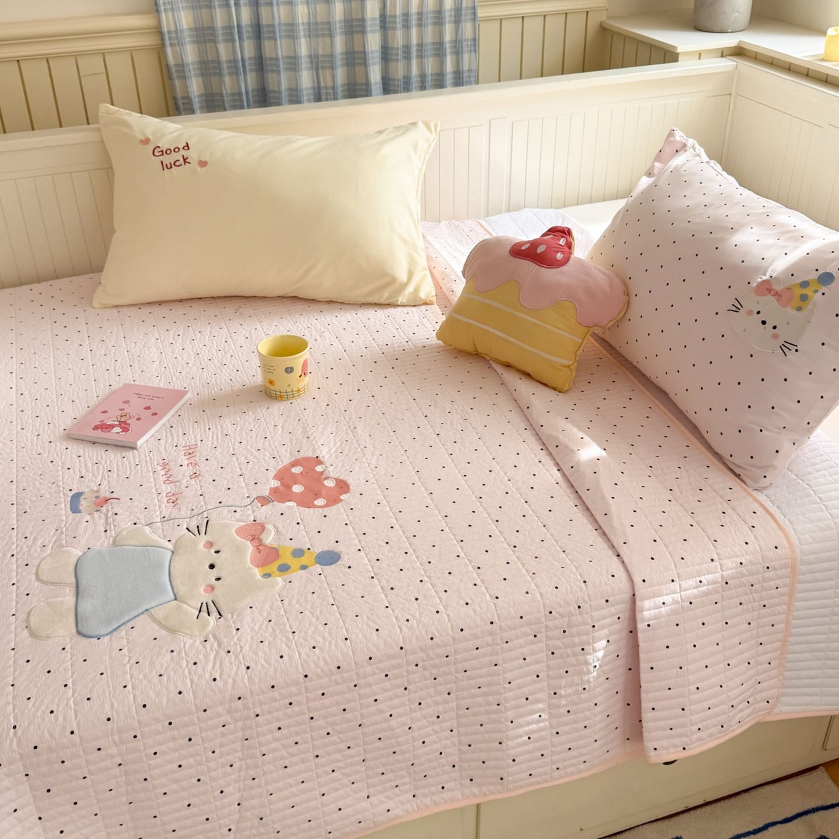 91家纺网 家纺一手货源 找家纺 吾欢心 2026新款贴布绣水洗棉床盖款夏被四件套 夏凉被空调被 气球猫咪