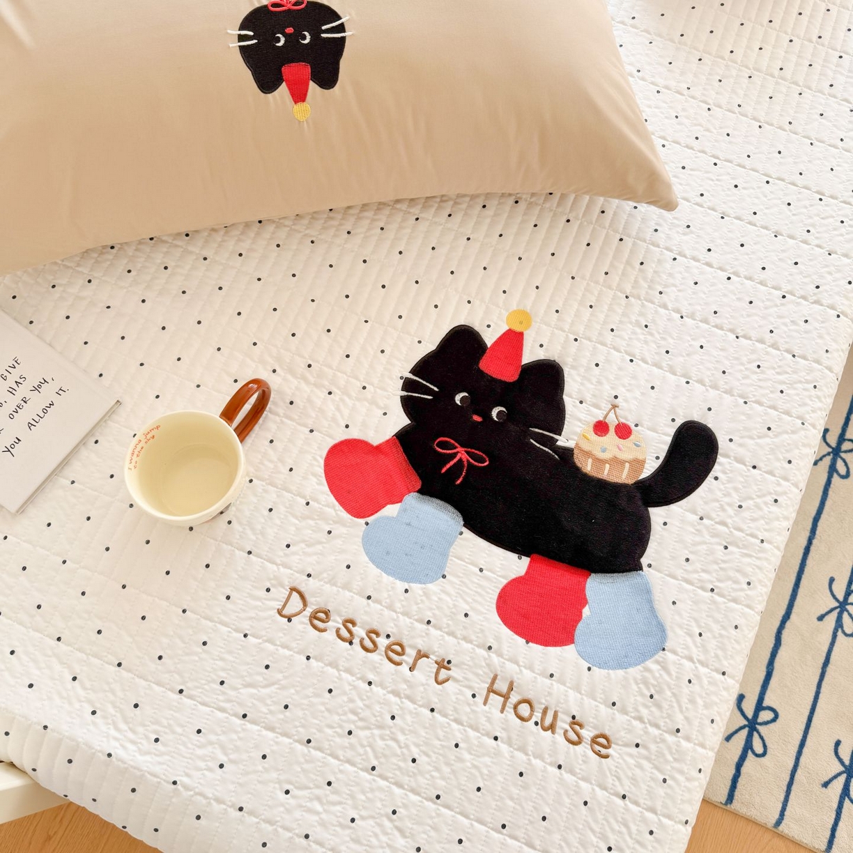 91家纺网 家纺一手货源 找家纺 吾欢心 2026新款贴布绣水洗棉床盖款夏被四件套 夏凉被空调被 搞怪猫咪