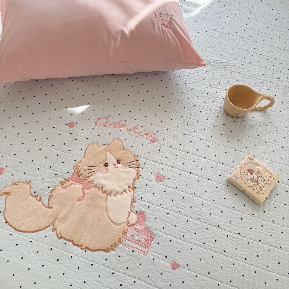 91家纺网 家纺一手货源 找家纺 吾欢心 2026新款贴布绣水洗棉床盖款夏被四件套 夏凉被空调被 蛋糕猫酱