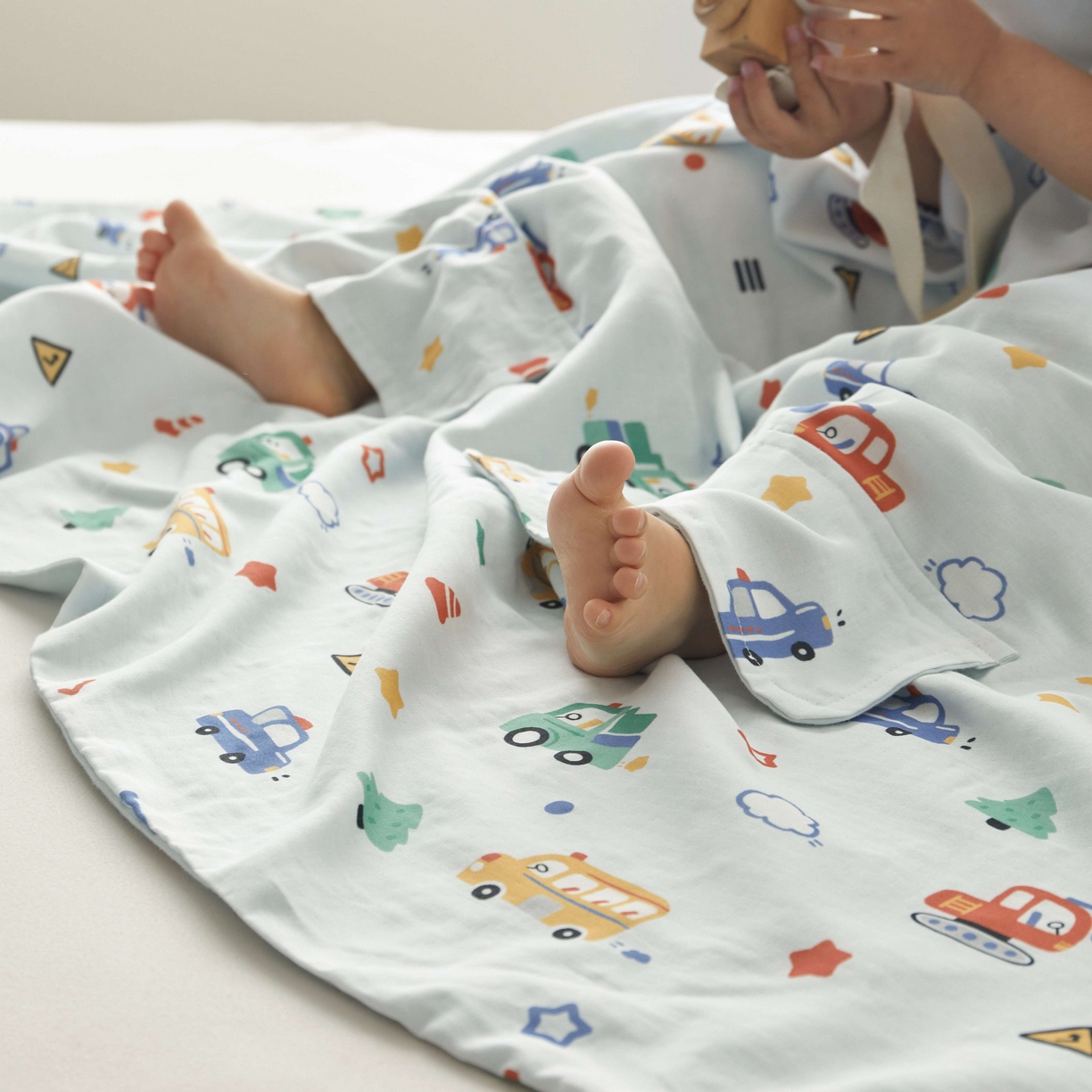 91家纺网 家纺一手货源 找家纺 荷马之梦 2026新款全棉纯棉纱布印花小版盖毯山茶蚕丝儿童拥抱防踢夏被-拥抱森林 滴滴汽车