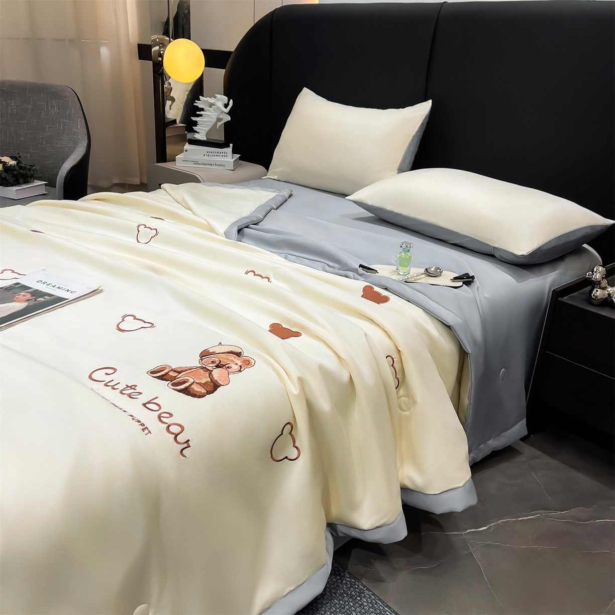 91家纺网 家纺一手货源 找家纺 梵蒂莎 2026新款满绣系列-水洗真丝空调被水洗冰丝夏被四件套夏凉被（需要买家秀，加微信） 可爱熊-白灰