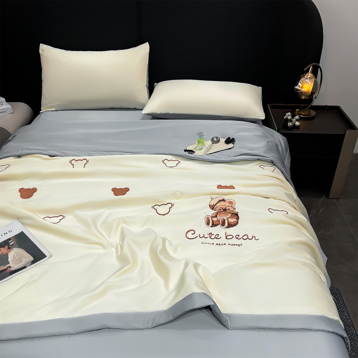 91家纺网 家纺一手货源 找家纺 梵蒂莎 2026新款满绣系列-水洗真丝空调被水洗冰丝夏被四件套夏凉被（需要买家秀，加微信） 可爱熊-白灰