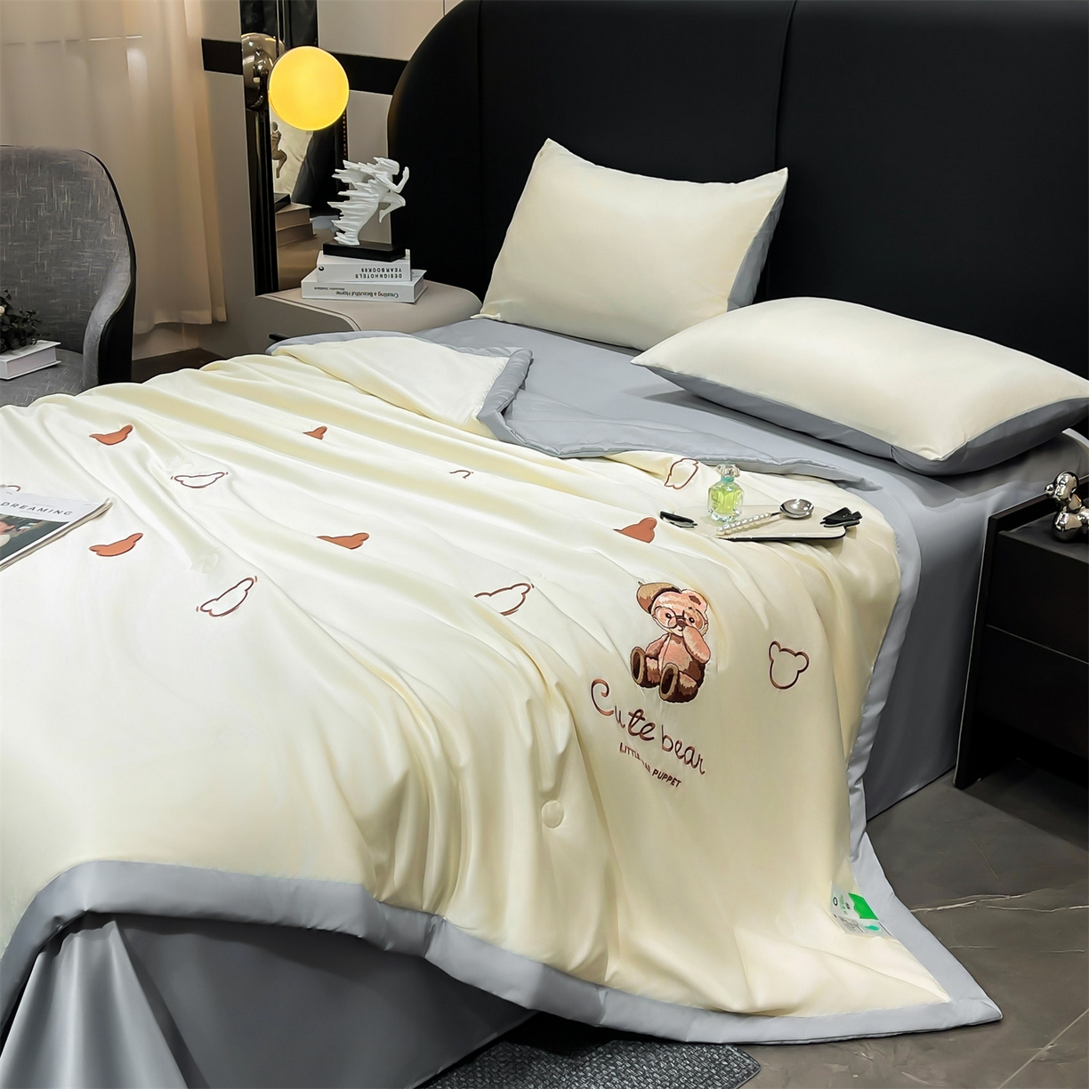 91家纺网 家纺一手货源 找家纺 梵蒂莎 2026新款满绣系列-水洗真丝空调被水洗冰丝夏被四件套夏凉被（需要买家秀，加微信） 可爱熊-白灰