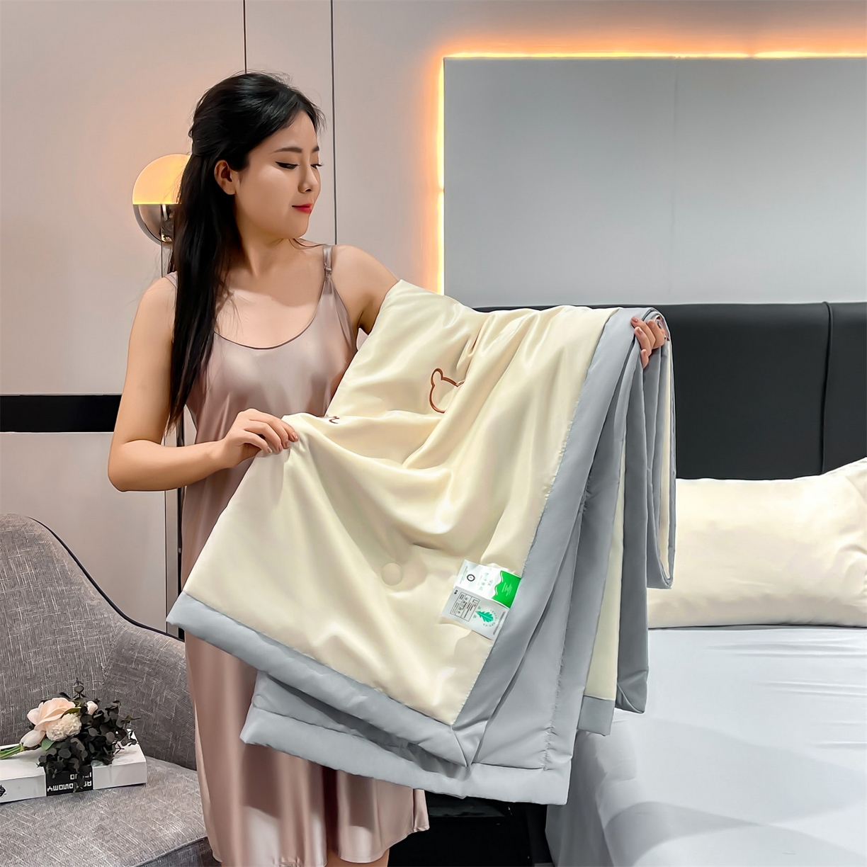 91家纺网 家纺一手货源 找家纺 梵蒂莎 2026新款满绣系列-水洗真丝空调被水洗冰丝夏被四件套夏凉被（需要买家秀，加微信） 可爱熊-白灰