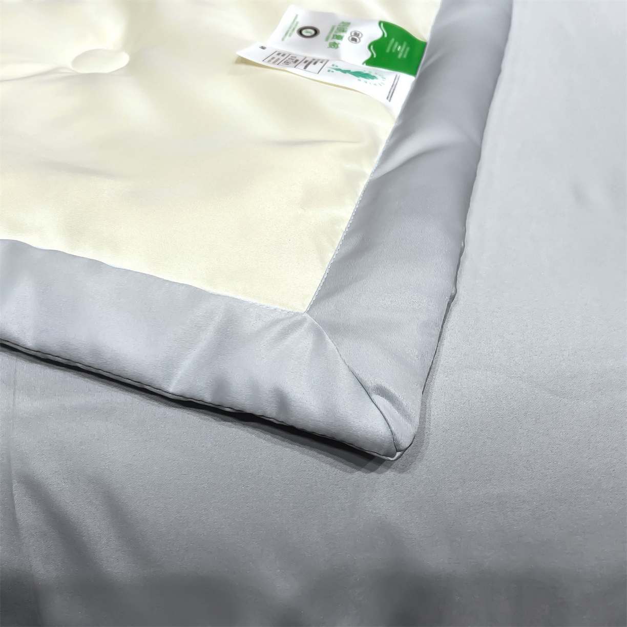 91家纺网 家纺一手货源 找家纺 梵蒂莎 2026新款满绣系列-水洗真丝空调被水洗冰丝夏被四件套夏凉被（需要买家秀，加微信） 可爱熊-白灰