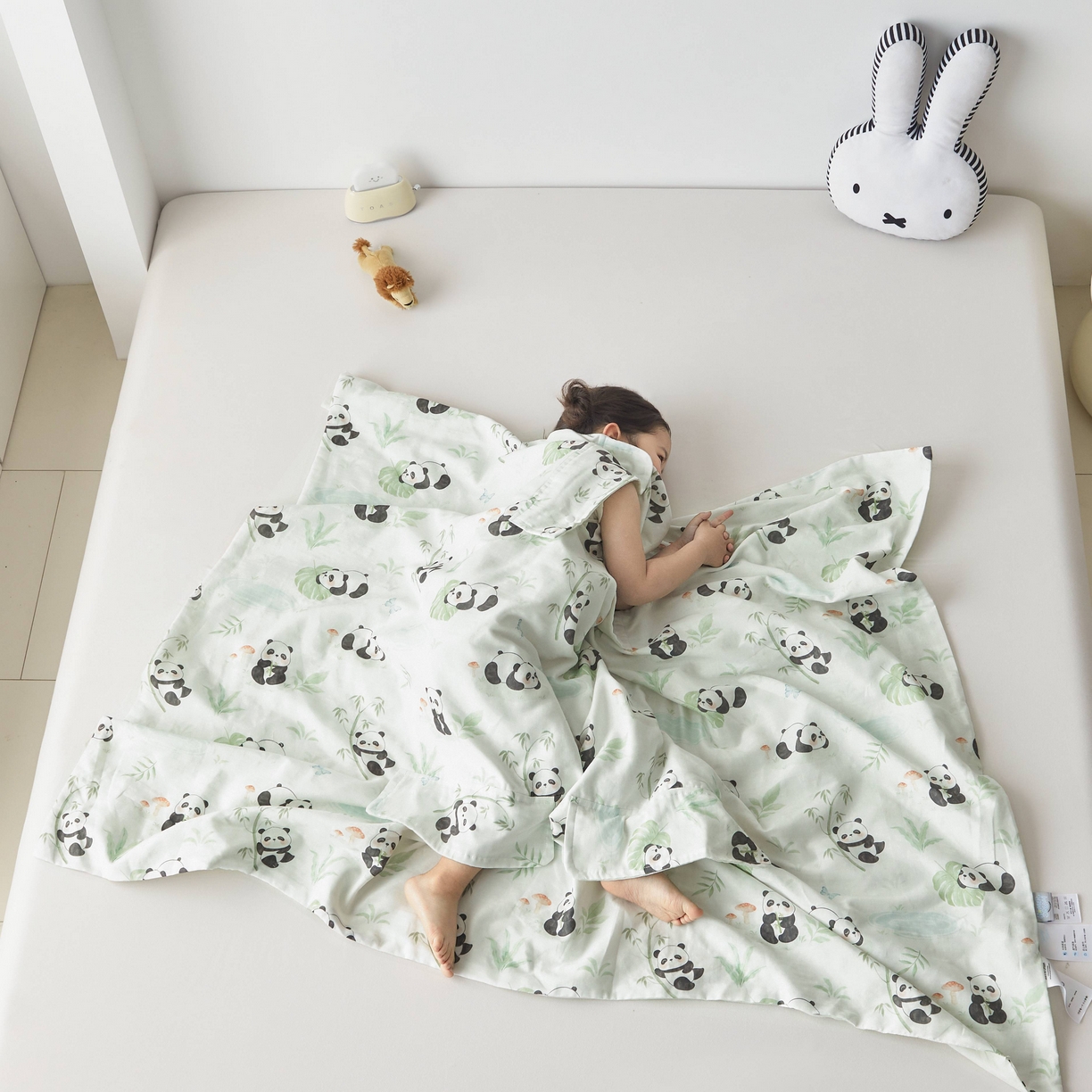 91家纺网 家纺一手货源 找家纺 荷马之梦 2026新款全棉纯棉纱布印花小版盖毯山茶蚕丝儿童拥抱防踢夏被-拥抱森林 萌趣熊猫