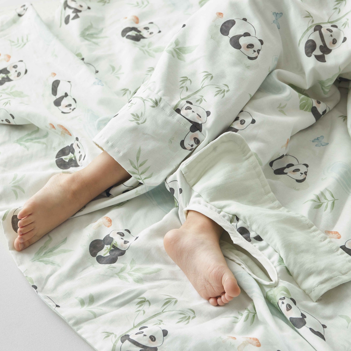 91家纺网 家纺一手货源 找家纺 荷马之梦 2026新款全棉纯棉纱布印花小版盖毯山茶蚕丝儿童拥抱防踢夏被-拥抱森林 萌趣熊猫