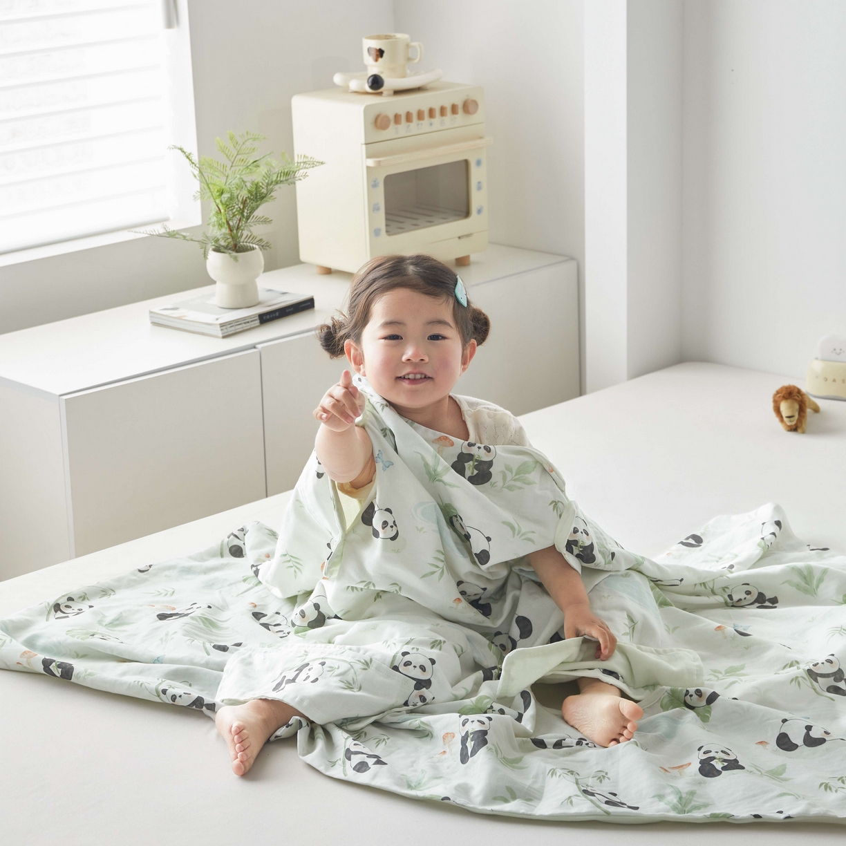 91家纺网 家纺一手货源 找家纺 荷马之梦 2026新款全棉纯棉纱布印花小版盖毯山茶蚕丝儿童拥抱防踢夏被-拥抱森林 萌趣熊猫