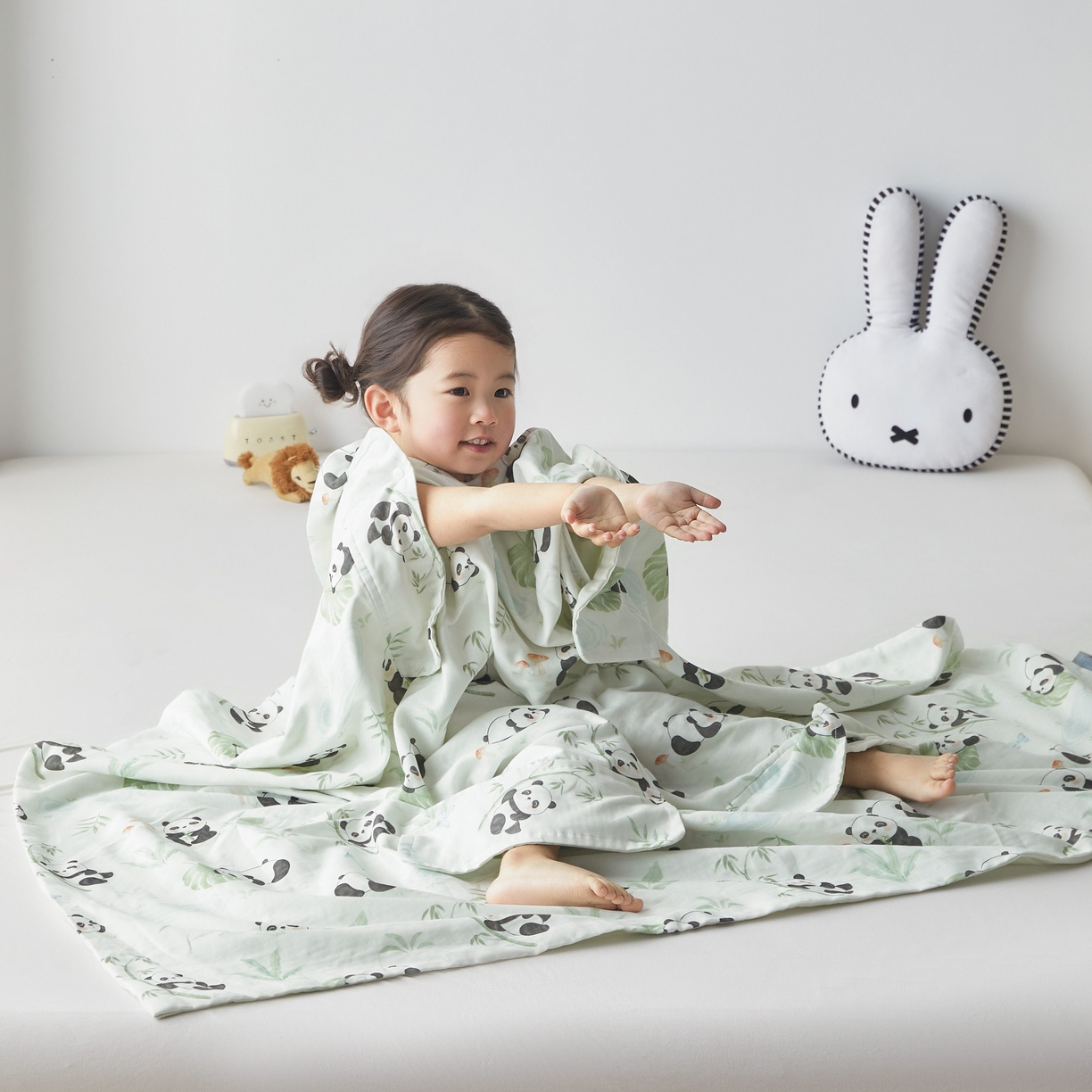 91家纺网 家纺一手货源 找家纺 荷马之梦 2026新款全棉纯棉纱布印花小版盖毯山茶蚕丝儿童拥抱防踢夏被-拥抱森林 萌趣熊猫