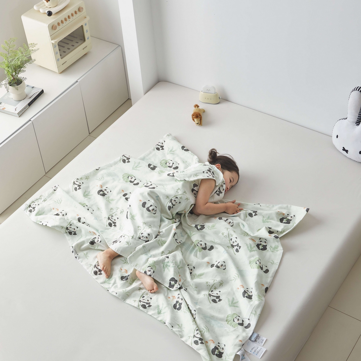 91家纺网 家纺一手货源 找家纺 荷马之梦 2026新款全棉纯棉纱布印花小版盖毯山茶蚕丝儿童拥抱防踢夏被-拥抱森林 萌趣熊猫