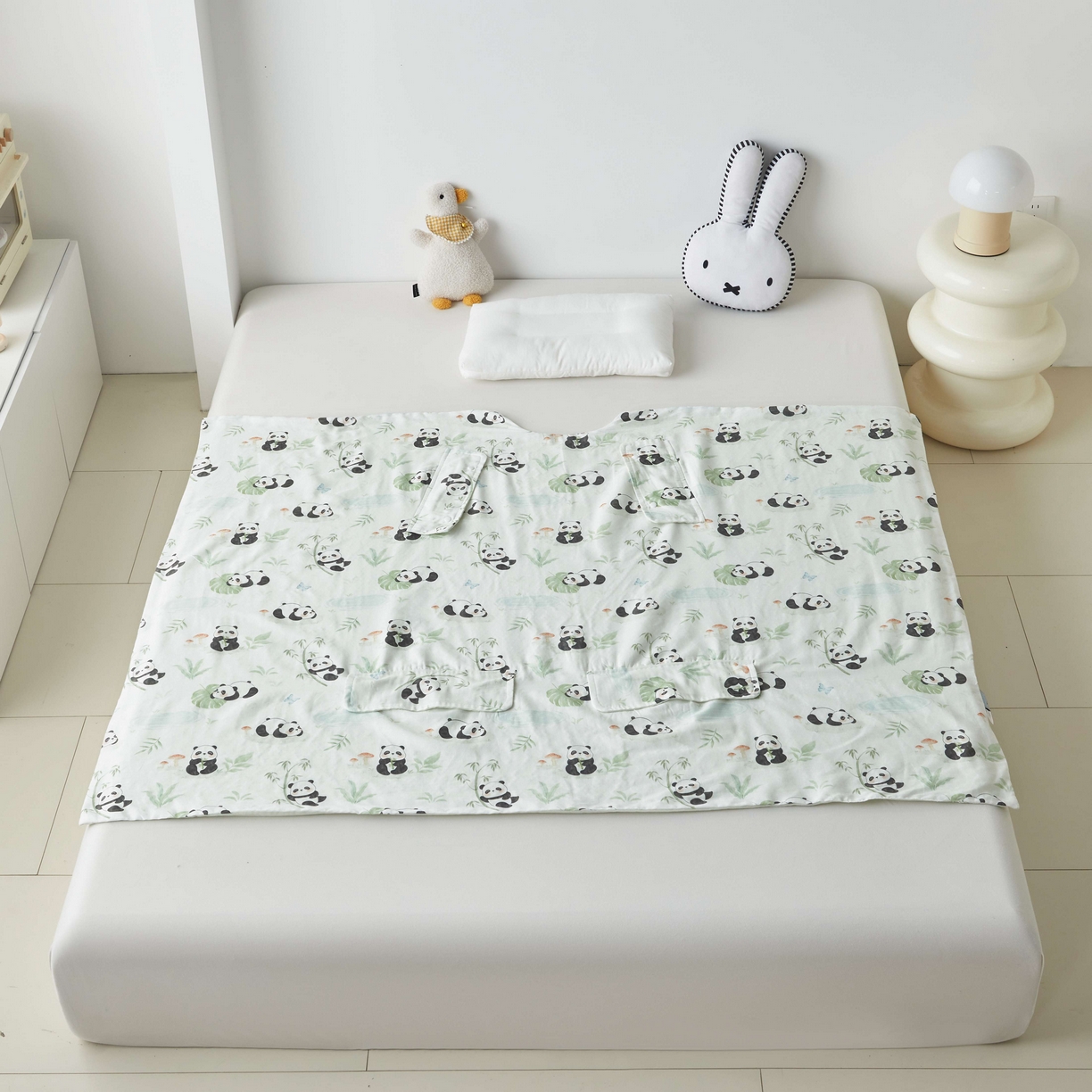 91家纺网 家纺一手货源 找家纺 荷马之梦 2026新款全棉纯棉纱布印花小版盖毯山茶蚕丝儿童拥抱防踢夏被-拥抱森林 萌趣熊猫