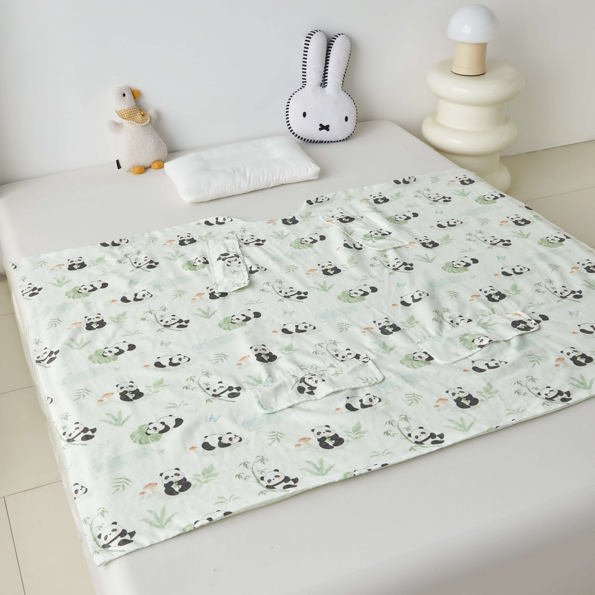 91家纺网 家纺一手货源 找家纺 荷马之梦 2026新款全棉纯棉纱布印花小版盖毯山茶蚕丝儿童拥抱防踢夏被-拥抱森林 萌趣熊猫