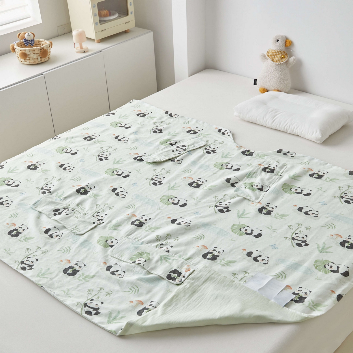 91家纺网 家纺一手货源 找家纺 荷马之梦 2026新款全棉纯棉纱布印花小版盖毯山茶蚕丝儿童拥抱防踢夏被-拥抱森林 萌趣熊猫