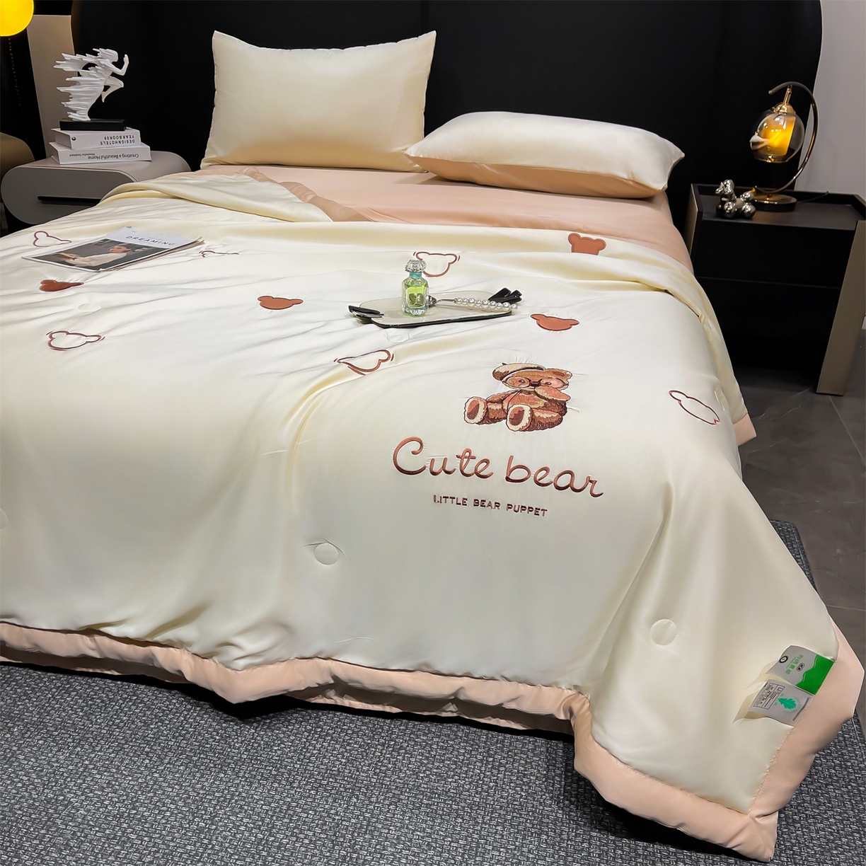 91家纺网 家纺一手货源 找家纺 梵蒂莎 2026新款满绣系列-水洗真丝空调被水洗冰丝夏被四件套夏凉被（需要买家秀，加微信） 可爱熊-白香槟