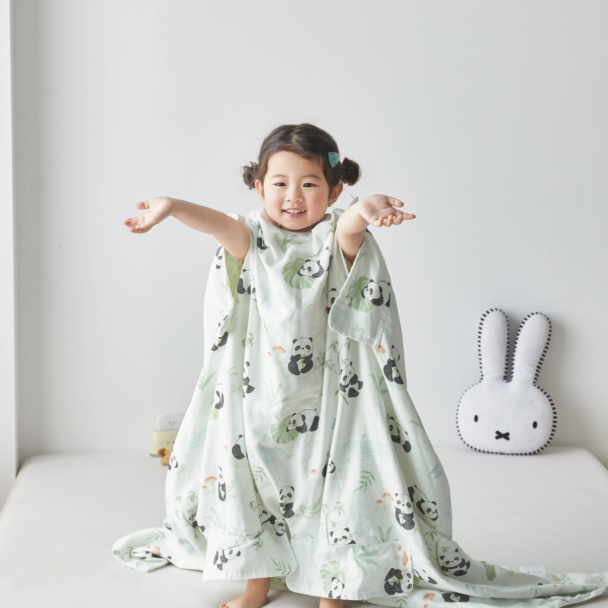 91家纺网 家纺一手货源 找家纺 荷马之梦 2026新款全棉纯棉纱布印花小版盖毯山茶蚕丝儿童拥抱防踢夏被-拥抱森林 萌趣熊猫