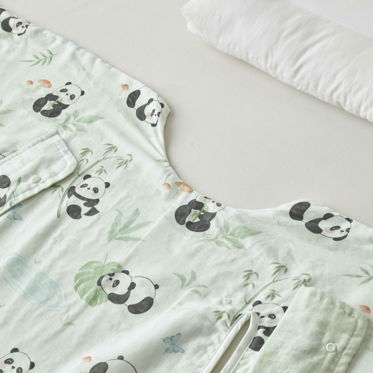 91家纺网 家纺一手货源 找家纺 荷马之梦 2026新款全棉纯棉纱布印花小版盖毯山茶蚕丝儿童拥抱防踢夏被-拥抱森林 萌趣熊猫