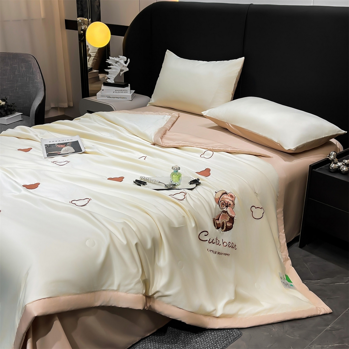 91家纺网 家纺一手货源 找家纺 梵蒂莎 2026新款满绣系列-水洗真丝空调被水洗冰丝夏被四件套夏凉被（需要买家秀，加微信） 可爱熊-白香槟