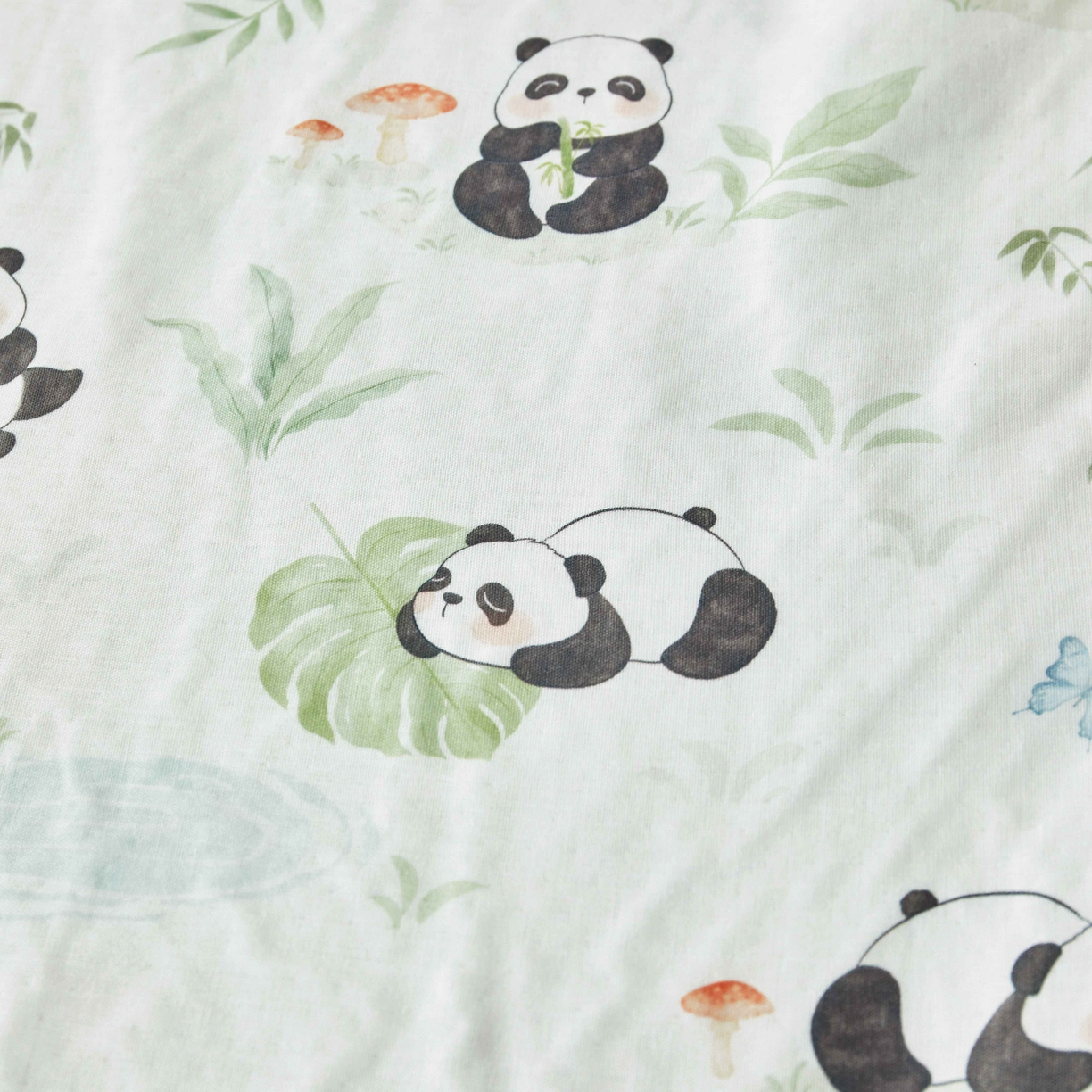 91家纺网 家纺一手货源 找家纺 荷马之梦 2026新款全棉纯棉纱布印花小版盖毯山茶蚕丝儿童拥抱防踢夏被-拥抱森林 萌趣熊猫