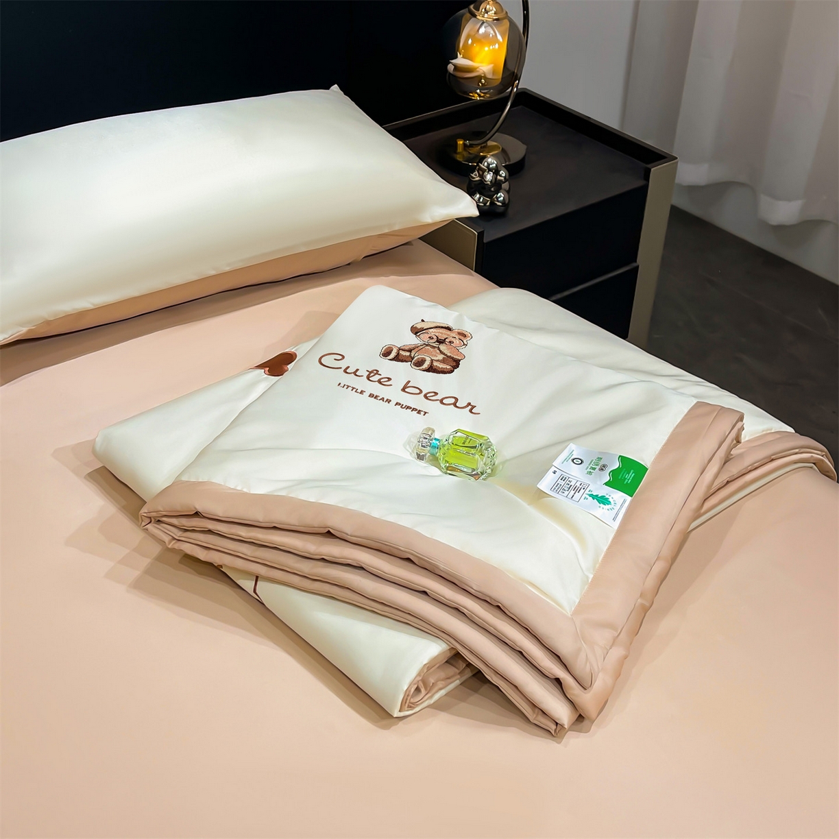 91家纺网 家纺一手货源 找家纺 梵蒂莎 2026新款满绣系列-水洗真丝空调被水洗冰丝夏被四件套夏凉被（需要买家秀，加微信） 可爱熊-白香槟