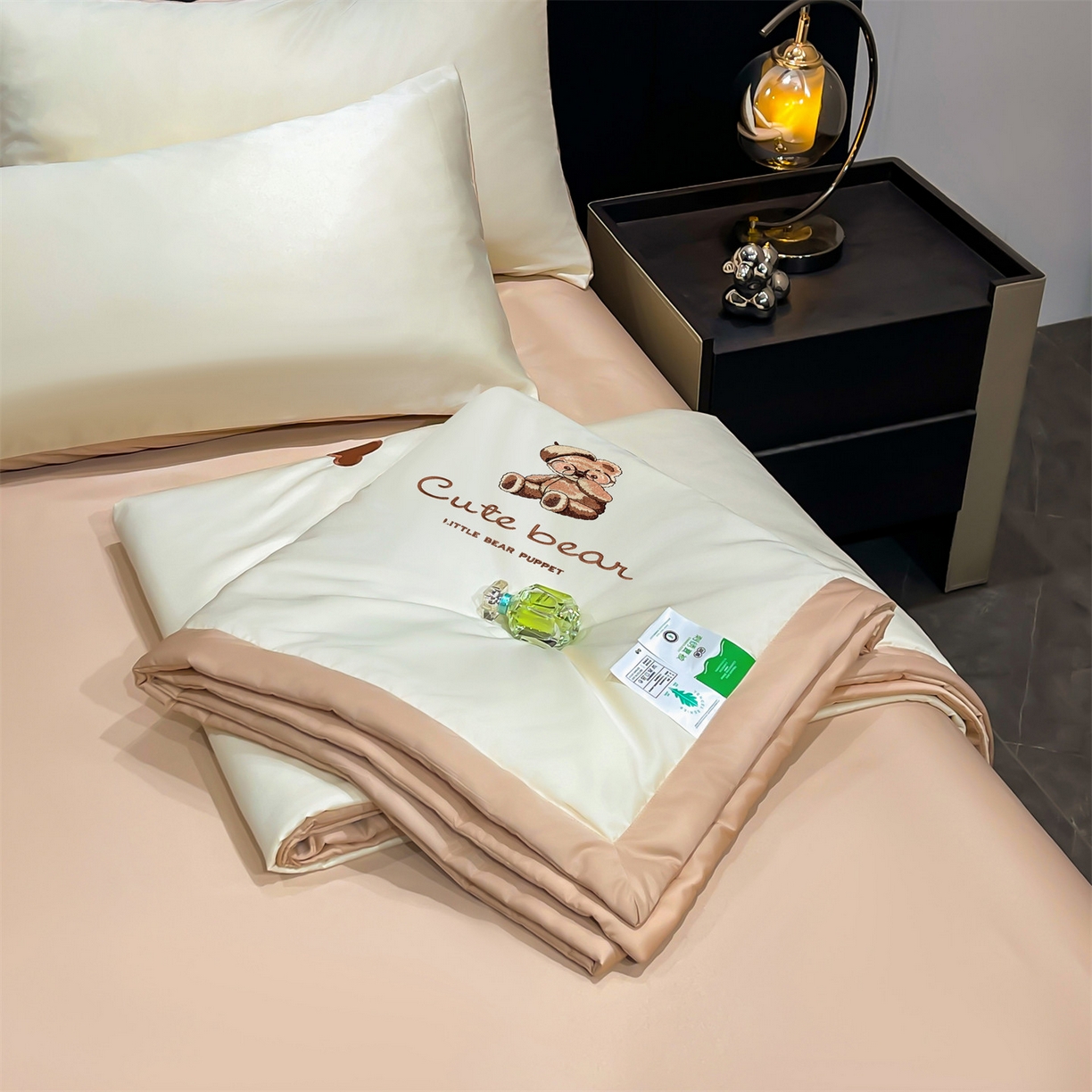 91家纺网 家纺一手货源 找家纺 梵蒂莎 2026新款满绣系列-水洗真丝空调被水洗冰丝夏被四件套夏凉被（需要买家秀，加微信） 可爱熊-白香槟