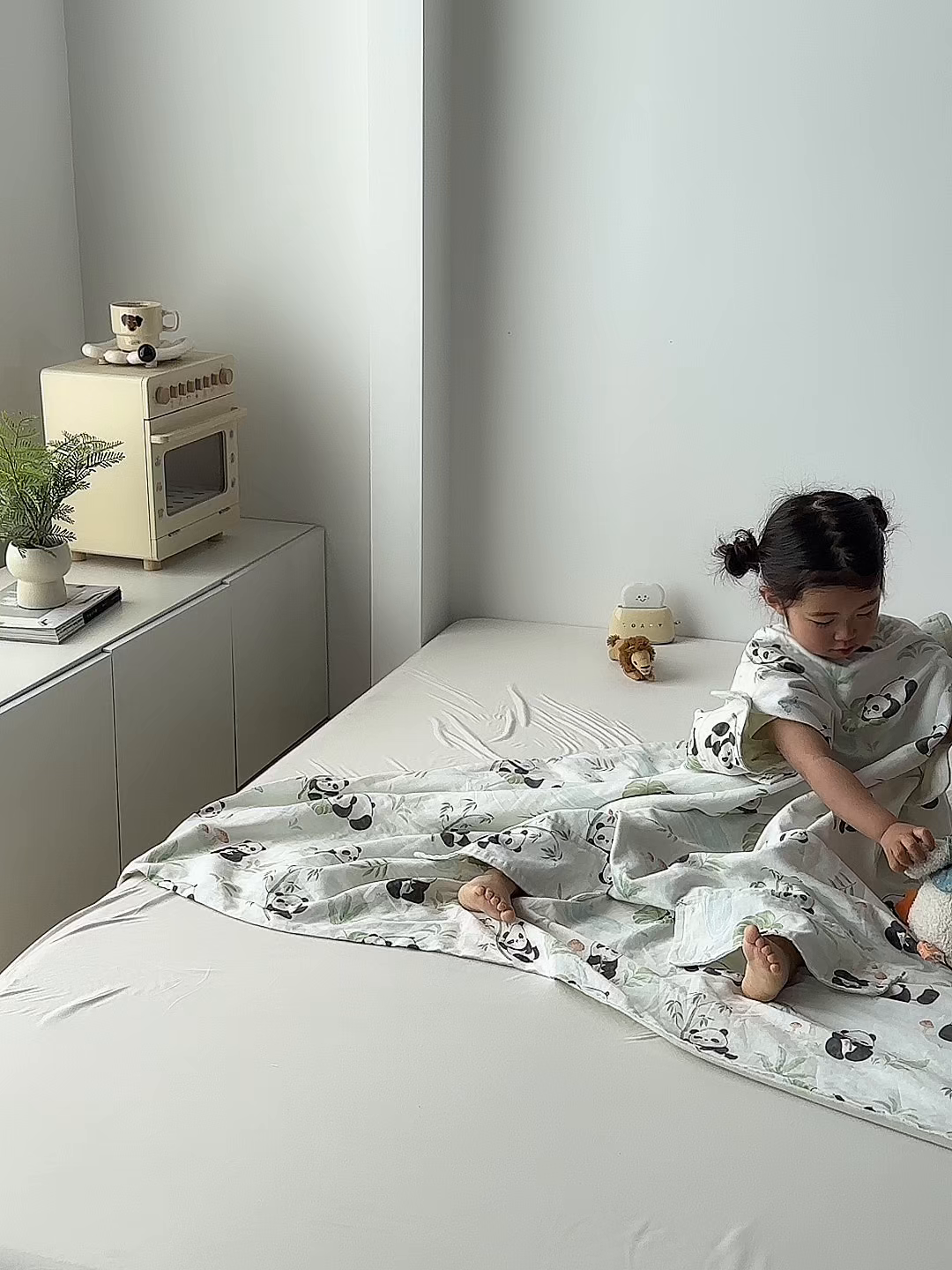 91家纺网 家纺一手货源 找家纺 荷马之梦 2026新款全棉纯棉纱布印花小版盖毯山茶蚕丝儿童拥抱防踢夏被-拥抱森林 萌趣熊猫