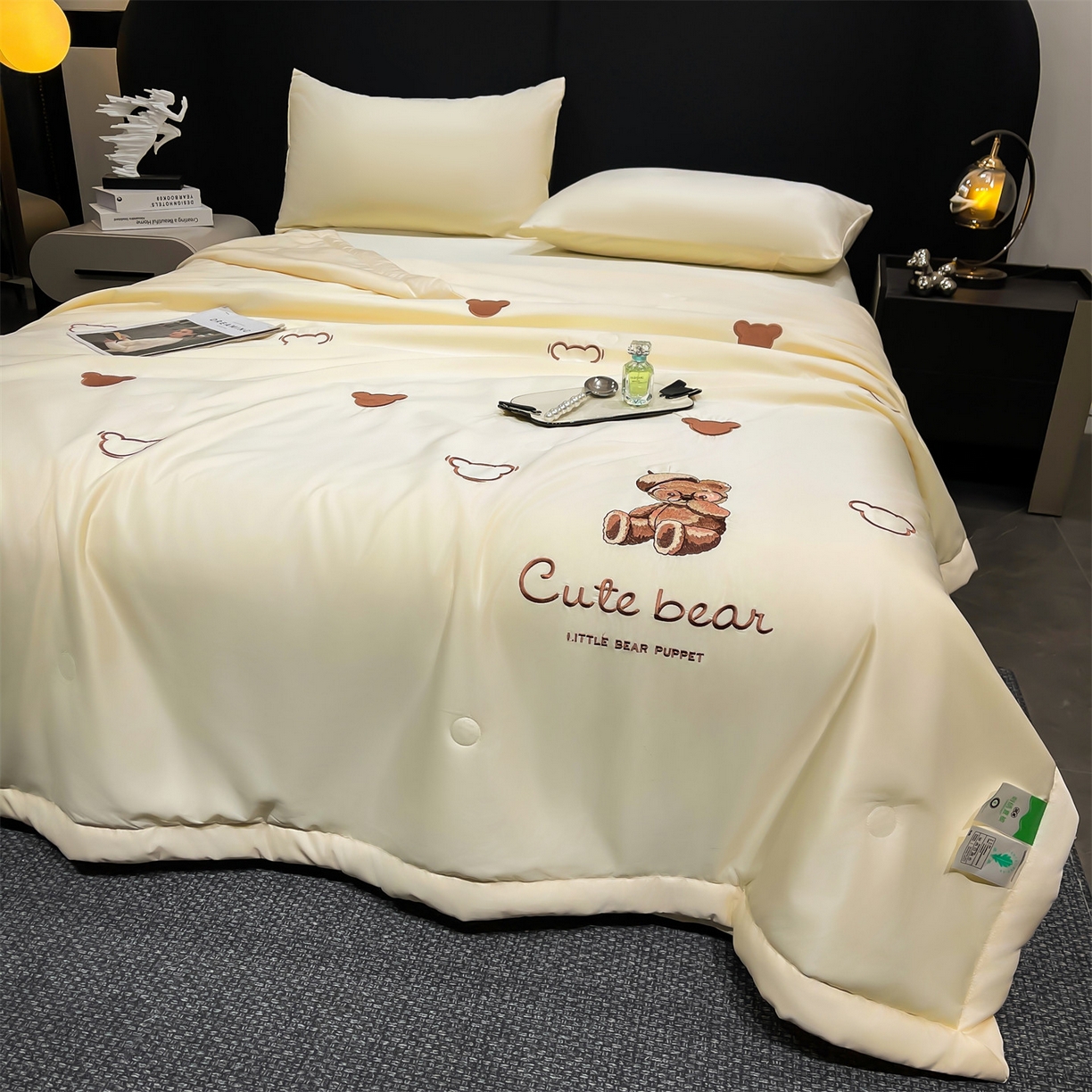 91家纺网 家纺一手货源 找家纺 梵蒂莎 2026新款满绣系列-水洗真丝空调被水洗冰丝夏被四件套夏凉被（需要买家秀，加微信） 可爱熊-米白