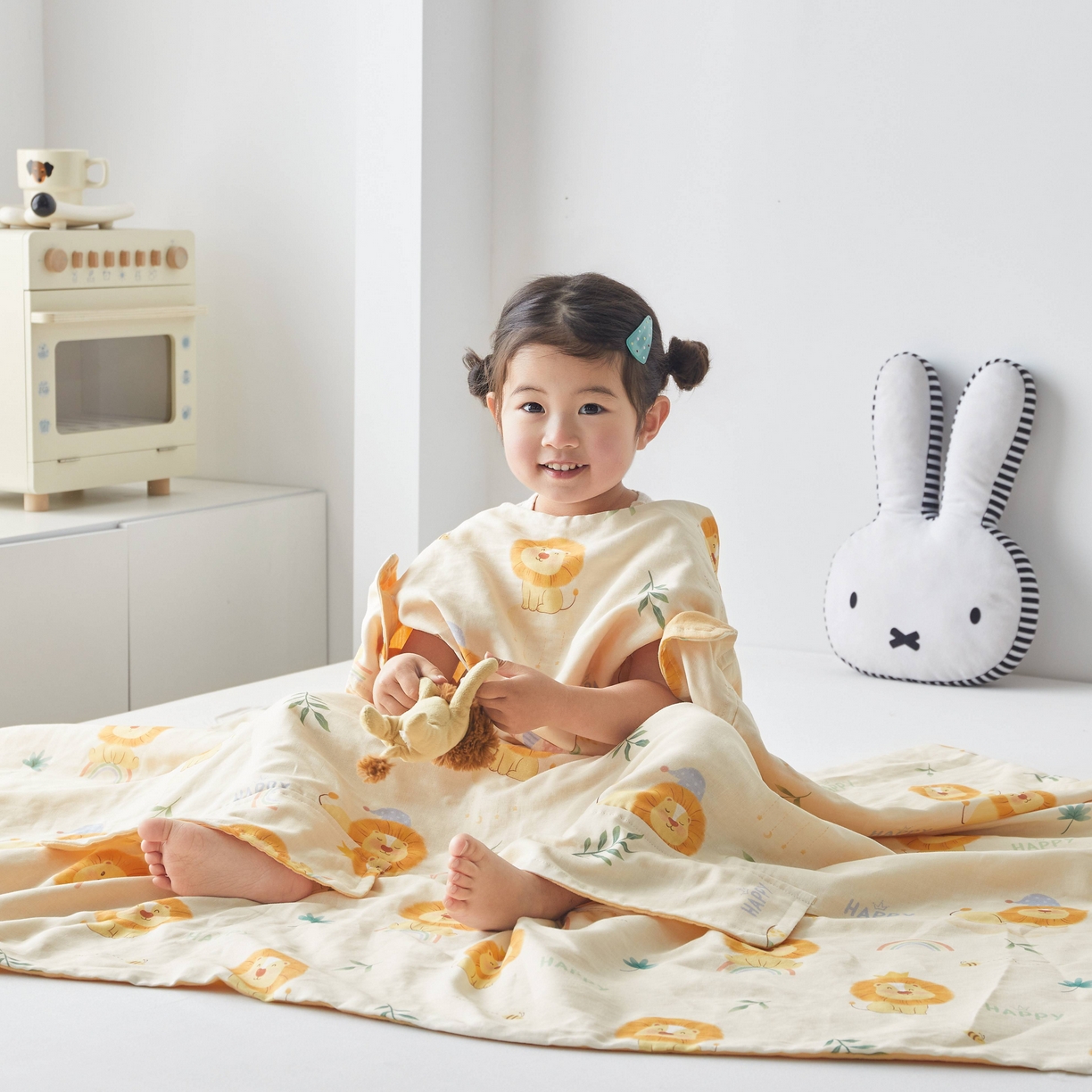 91家纺网 家纺一手货源 找家纺 荷马之梦 2026新款全棉纯棉纱布印花小版盖毯山茶蚕丝儿童拥抱防踢夏被-拥抱森林 萌狮派对