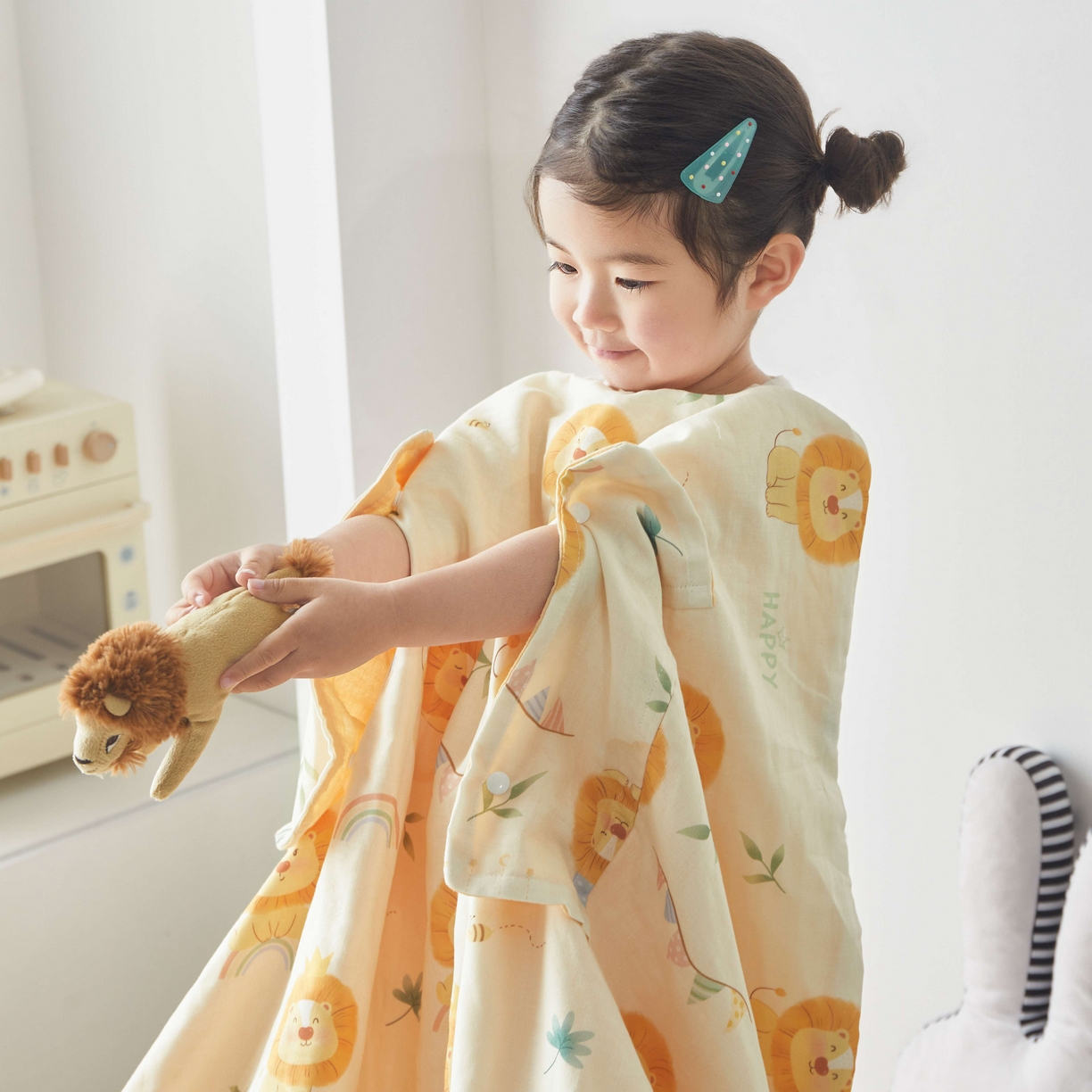 91家纺网 家纺一手货源 找家纺 荷马之梦 2026新款全棉纯棉纱布印花小版盖毯山茶蚕丝儿童拥抱防踢夏被-拥抱森林 萌狮派对