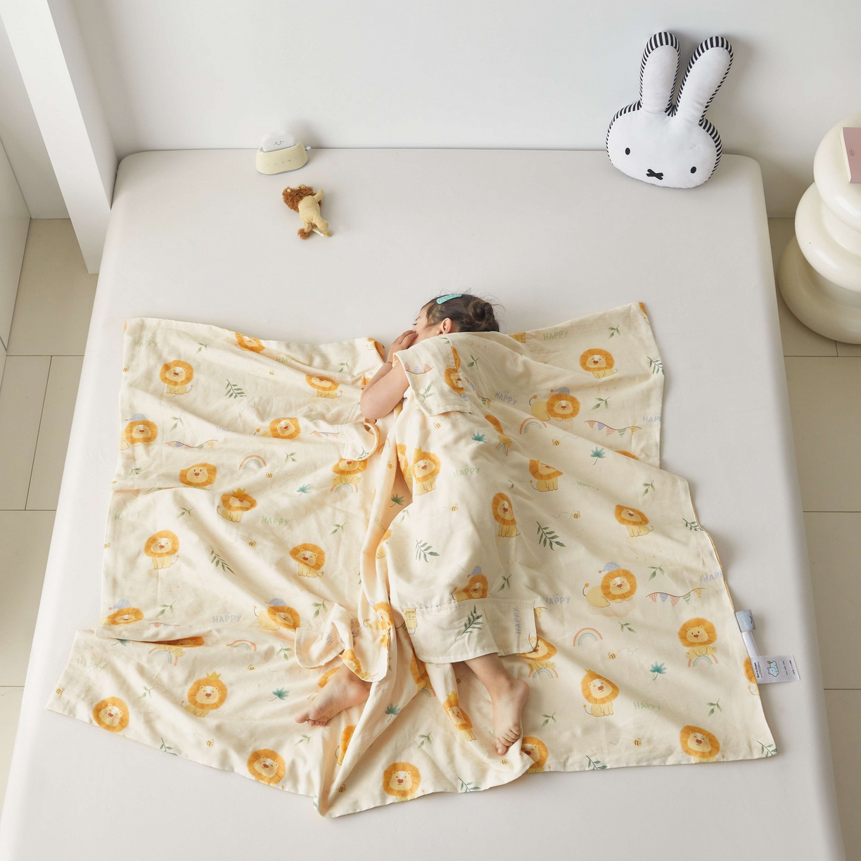 91家纺网 家纺一手货源 找家纺 荷马之梦 2026新款全棉纯棉纱布印花小版盖毯山茶蚕丝儿童拥抱防踢夏被-拥抱森林 萌狮派对