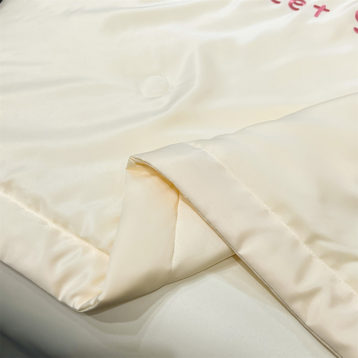 91家纺网 家纺一手货源 找家纺 梵蒂莎 2026新款满绣系列-水洗真丝空调被水洗冰丝夏被四件套夏凉被（需要买家秀，加微信） 可爱熊-米白