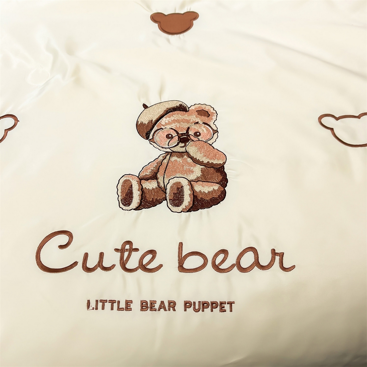 91家纺网 家纺一手货源 找家纺 梵蒂莎 2026新款满绣系列-水洗真丝空调被水洗冰丝夏被四件套夏凉被（需要买家秀，加微信） 可爱熊-米白