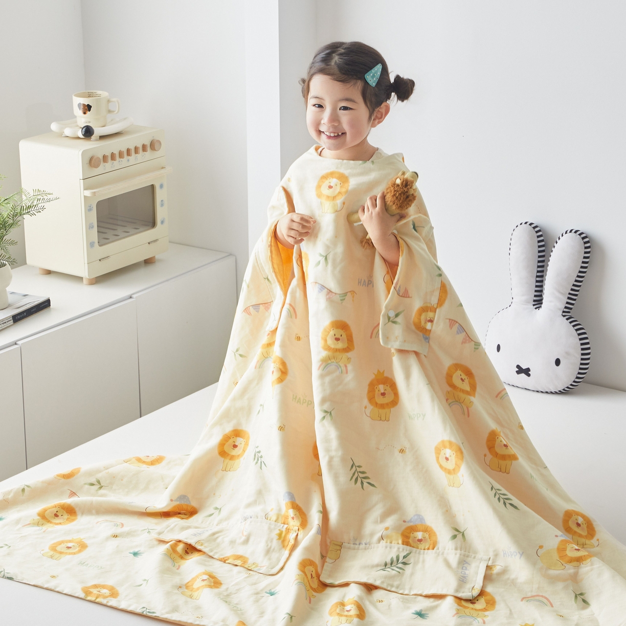 91家纺网 家纺一手货源 找家纺 荷马之梦 2026新款全棉纯棉纱布印花小版盖毯山茶蚕丝儿童拥抱防踢夏被-拥抱森林 萌狮派对