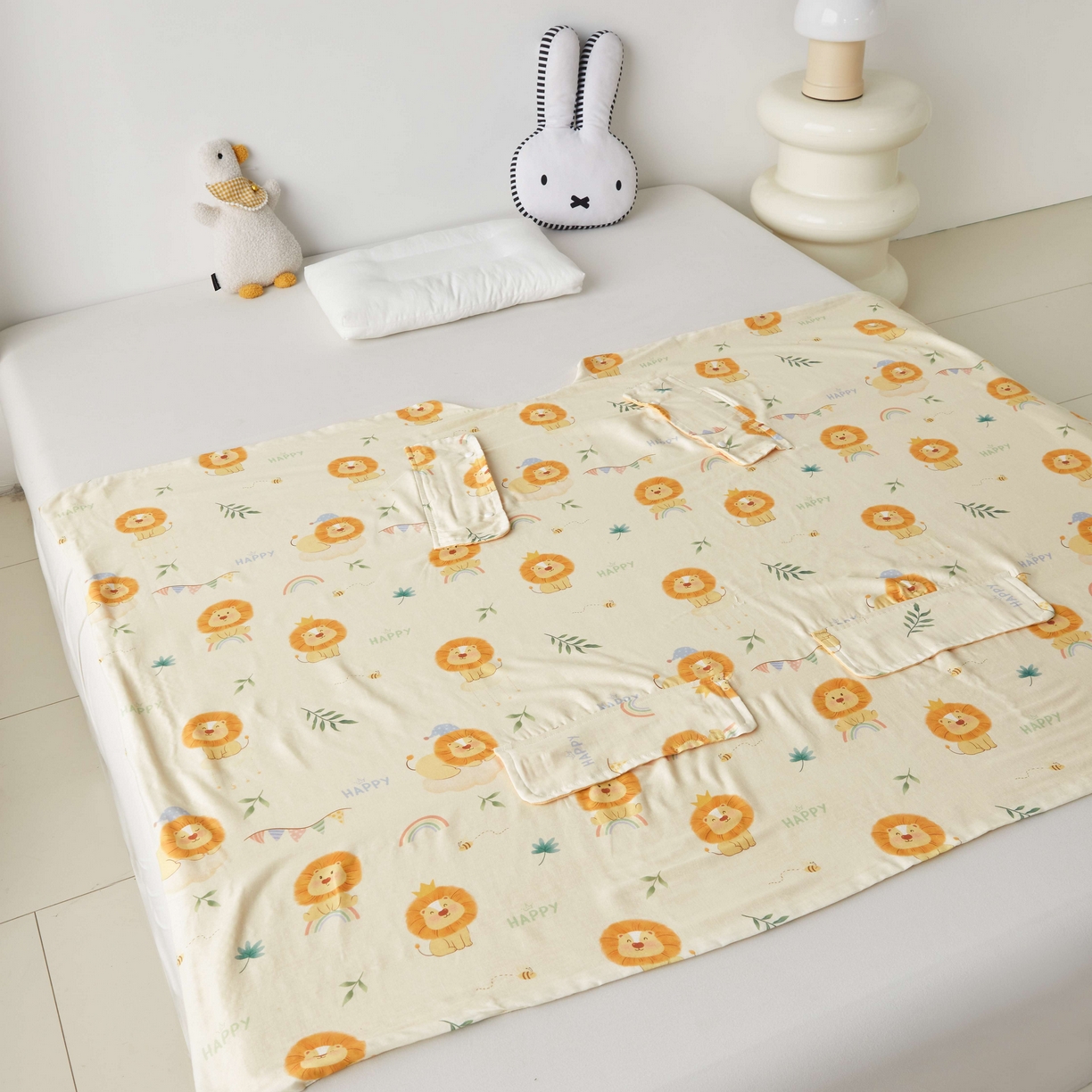 91家纺网 家纺一手货源 找家纺 荷马之梦 2026新款全棉纯棉纱布印花小版盖毯山茶蚕丝儿童拥抱防踢夏被-拥抱森林 萌狮派对