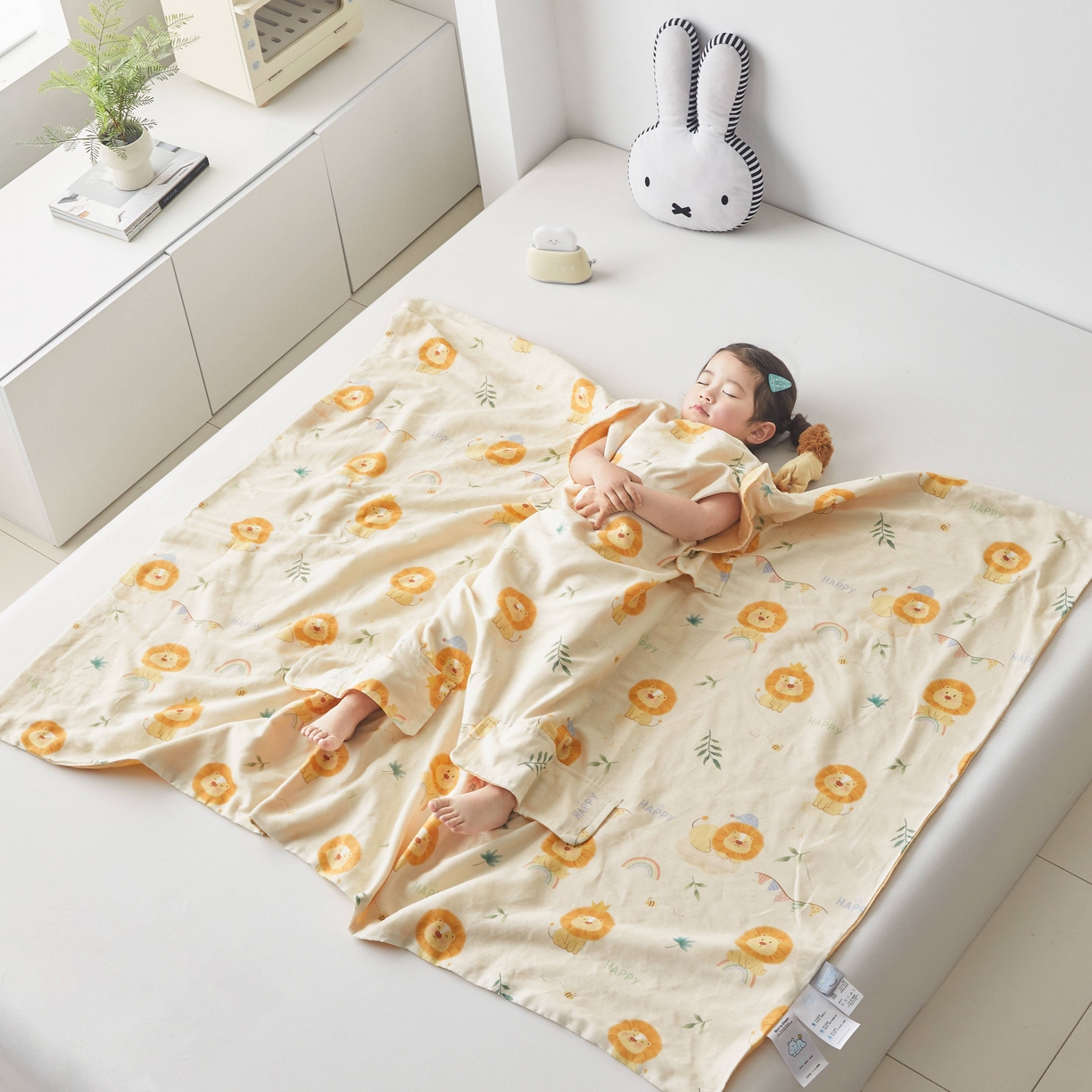 91家纺网 家纺一手货源 找家纺 荷马之梦 2026新款全棉纯棉纱布印花小版盖毯山茶蚕丝儿童拥抱防踢夏被-拥抱森林 萌狮派对