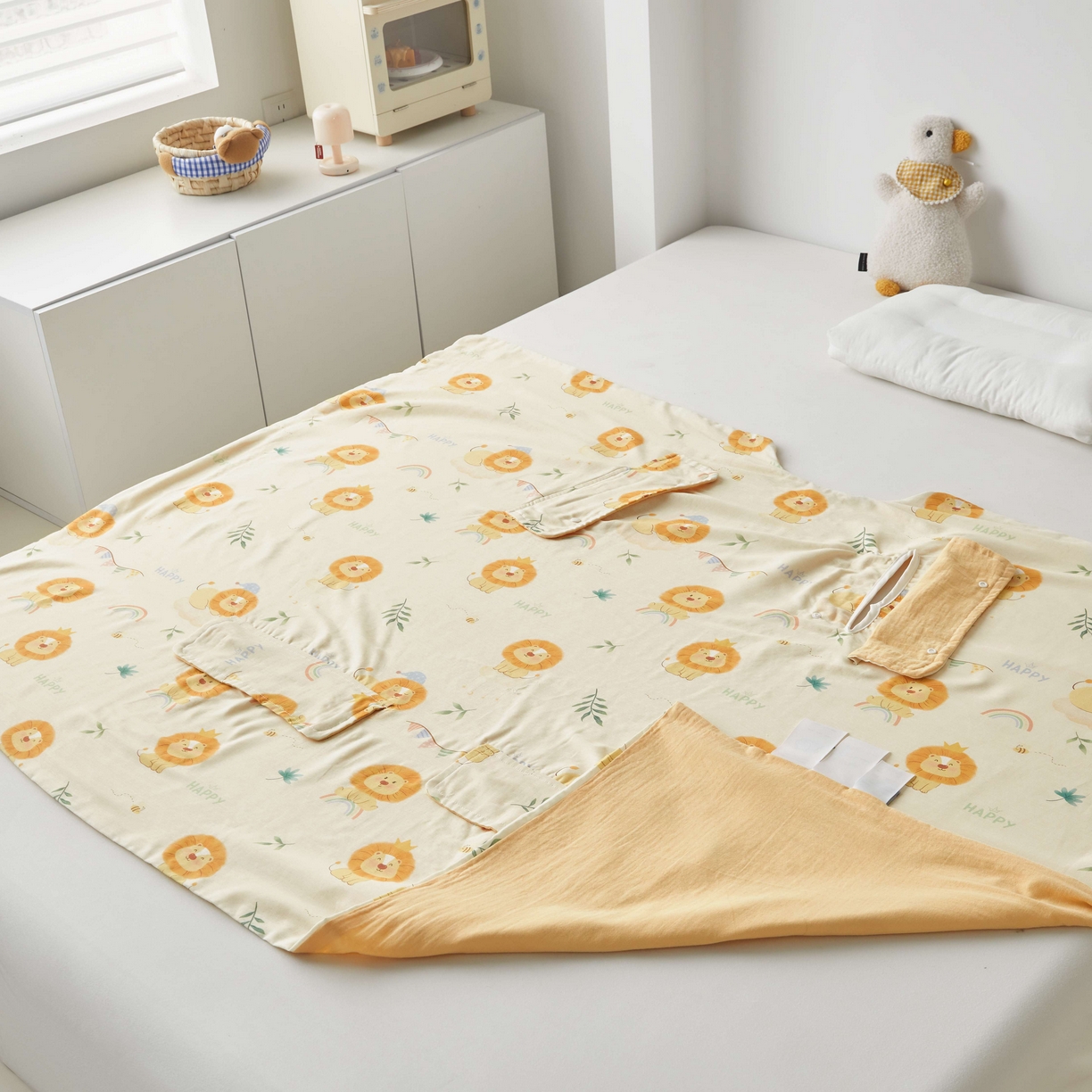 91家纺网 家纺一手货源 找家纺 荷马之梦 2026新款全棉纯棉纱布印花小版盖毯山茶蚕丝儿童拥抱防踢夏被-拥抱森林 萌狮派对