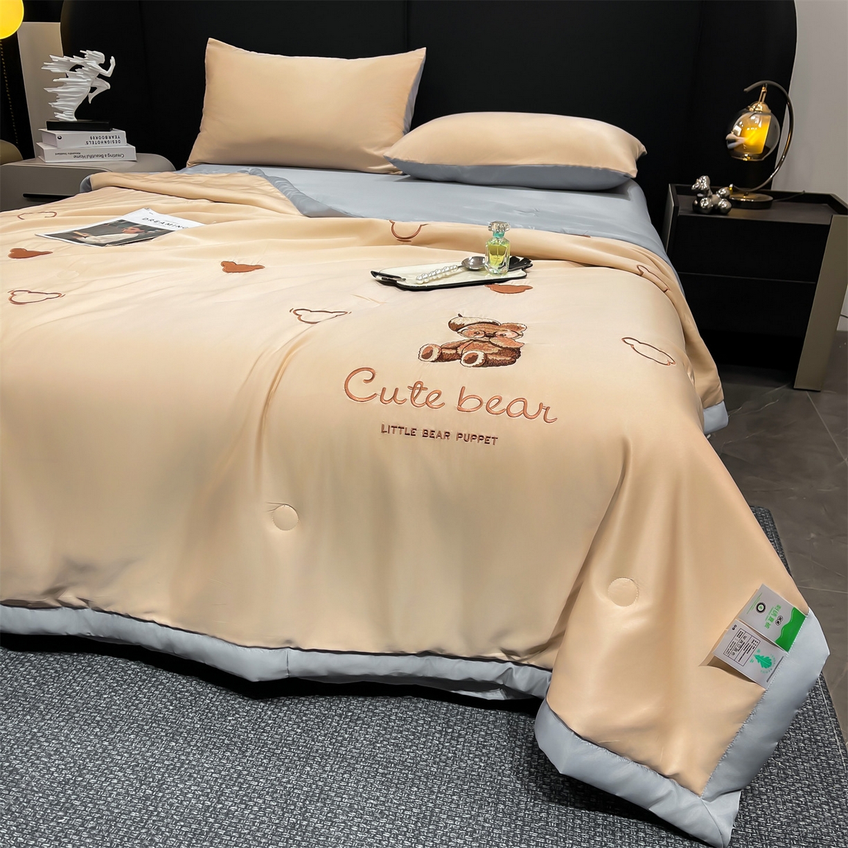 91家纺网 家纺一手货源 找家纺 梵蒂莎 2026新款满绣系列-水洗真丝空调被水洗冰丝夏被四件套夏凉被（需要买家秀，加微信） 可爱熊-香槟灰