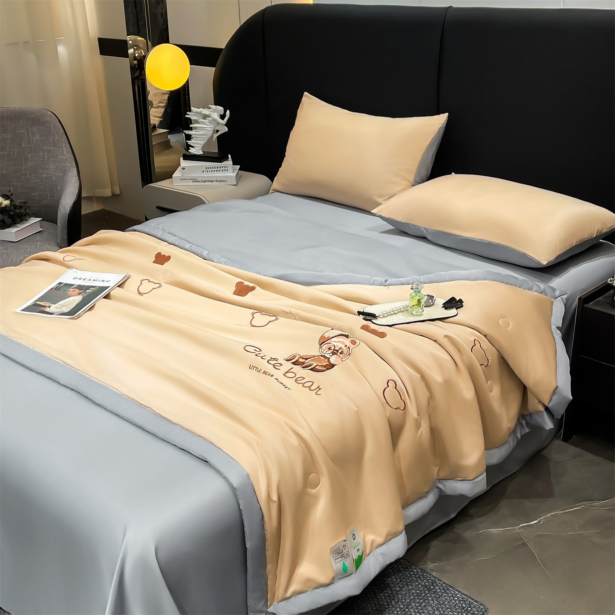 91家纺网 家纺一手货源 找家纺 梵蒂莎 2026新款满绣系列-水洗真丝空调被水洗冰丝夏被四件套夏凉被（需要买家秀，加微信） 可爱熊-香槟灰