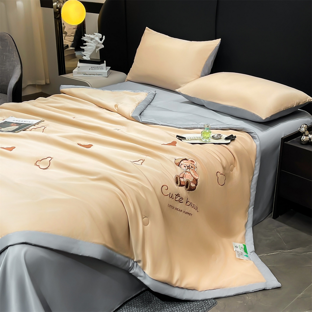 91家纺网 家纺一手货源 找家纺 梵蒂莎 2026新款满绣系列-水洗真丝空调被水洗冰丝夏被四件套夏凉被（需要买家秀，加微信） 可爱熊-香槟灰